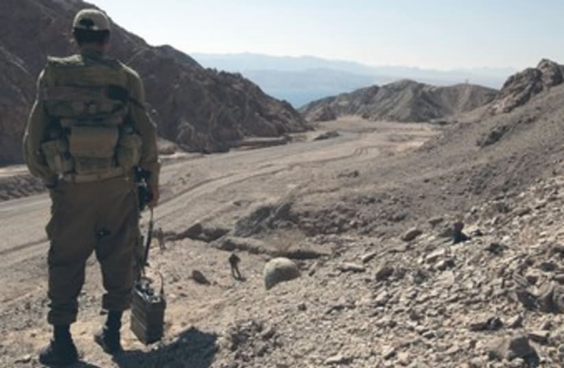 IDF soldier surveys sinai desert 370 (photo credit: REUTERS)