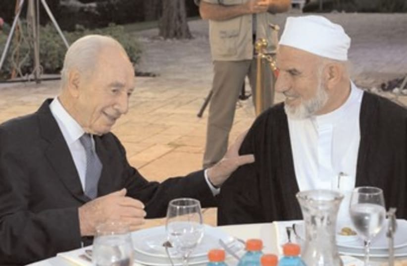 PRESIDENT SHIMON Peres and Qadi Daoud Al-Zeini 370 (photo credit: GPO)