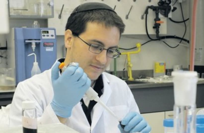 YESHIVA UNIVERSITY student  works in a lab 370 (photo credit: courtesy Bar Ilan University)