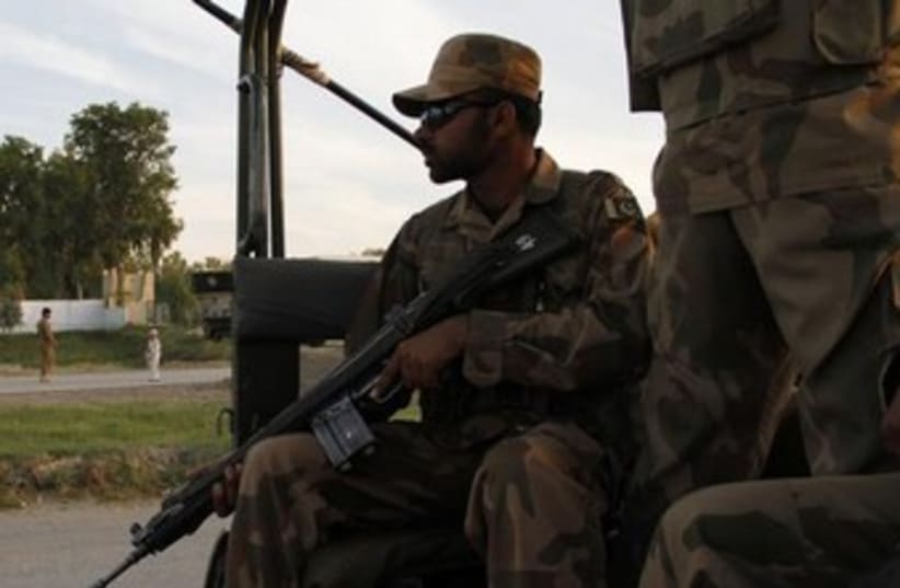 A Pakistani paramilitary soldier370 (photo credit: REUTERS)