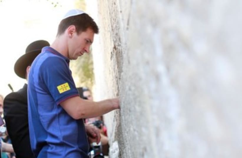 Barcelona striker Lio Messi at the Western Wall 370 (photo credit: Tourism Ministry / Gilad Zamir)