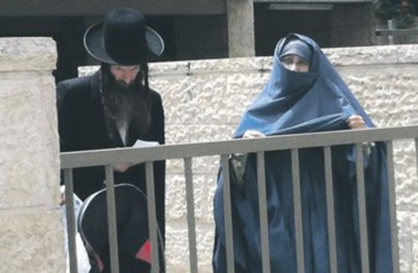 Jewish woman in burka 370 (photo credit: Sam Sokol)