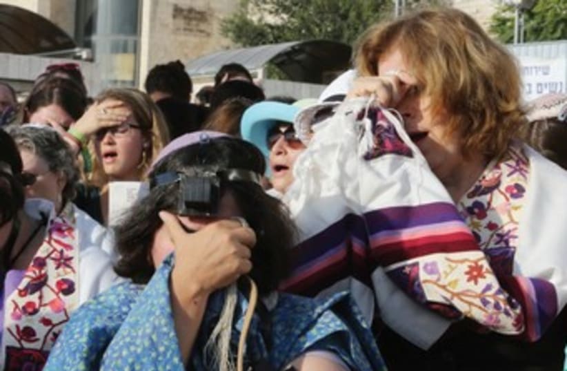 Women of the Wall say the ‘Shema’ near the Western Wall 370 (photo credit: Marc Israel Sellem/The Jerusalem Post)