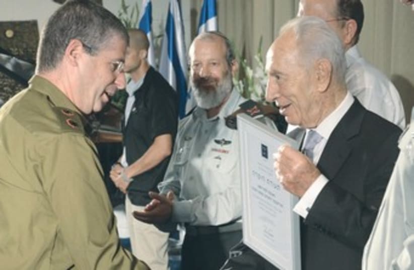 Peres honors outstanding reservists 370 (photo credit: Mark Neiman/GPO)