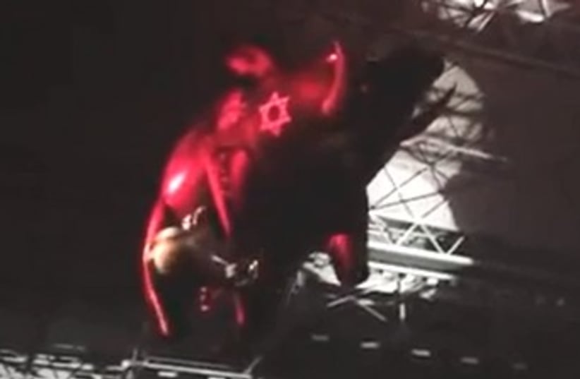 Pig balloon with Star of David from Roger Waters concert 370 (photo credit: YouTube Screenshot)