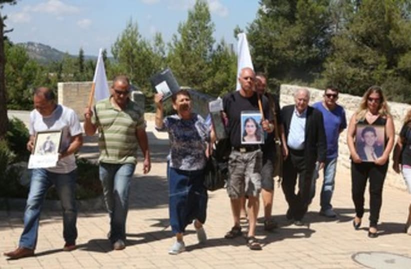 protesting the prisoner release petition 370 (photo credit: Marc Israel Sellem/The Jerusalem Post)