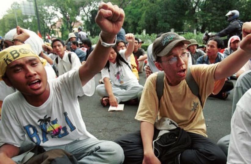 Indonesian students protest, 1999 (photo credit: Reuters)