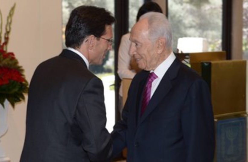 Peres greets US Congressman Cantor 370 (photo credit: Amos Ben Gershon / GPO)