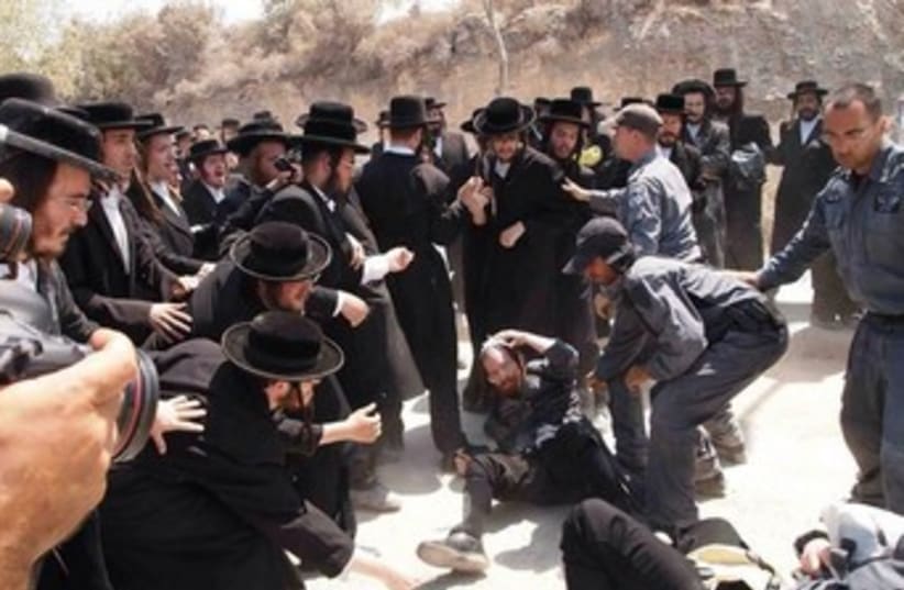Haredi rioters clash with police in Beit Shemesh 370 (photo credit: Sam Sokol)