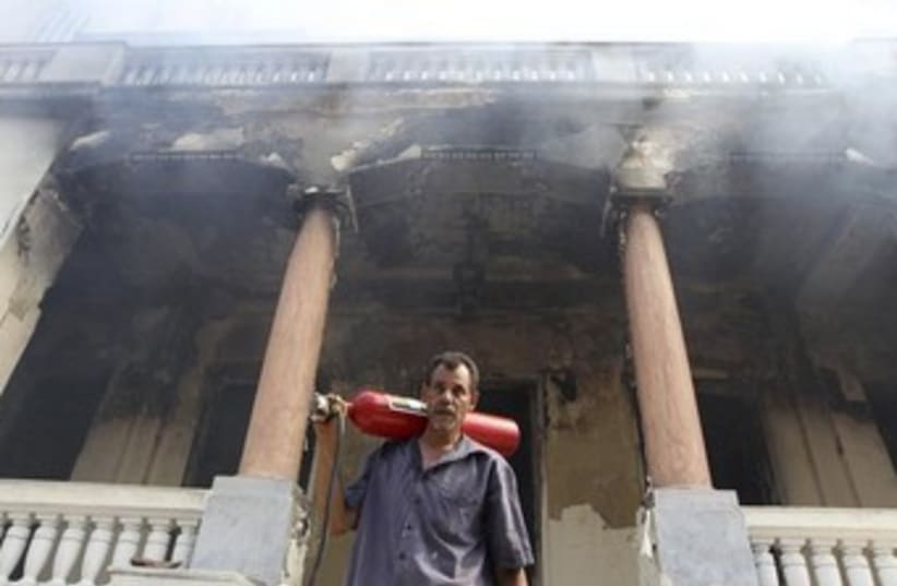 Government building set ablaze in Cairo 370 (photo credit: REUTERS)