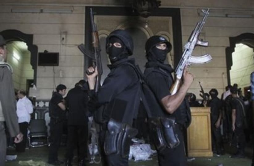 Egyptian policemen 370 (photo credit: REUTERS)