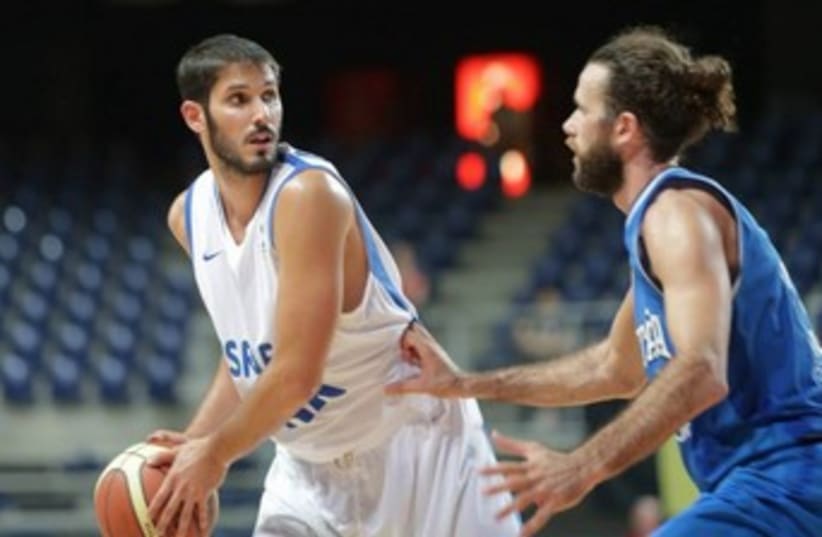 omri casspi israel national game 370 (photo credit: Courtesy Israel Basketball Association)