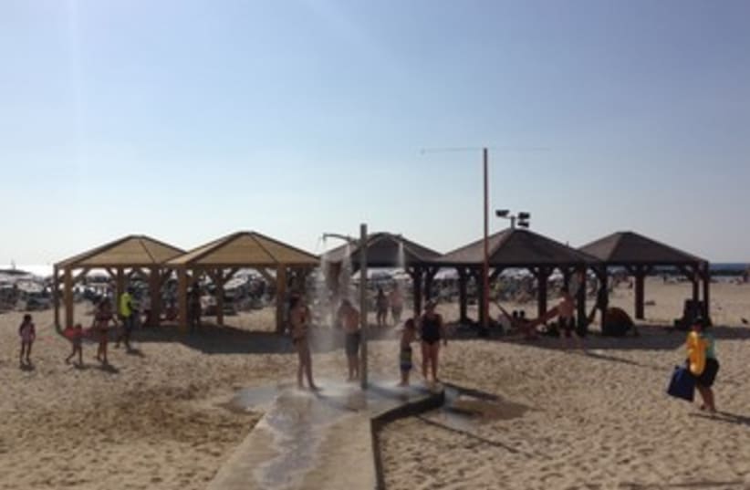 Tourists cool off at Tel Aviv beach (photo credit: Niv Elis)