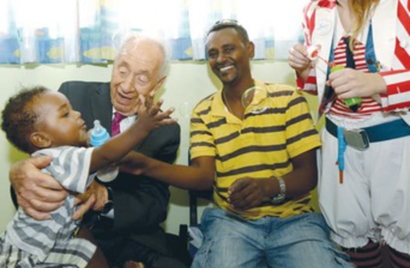 peres helps out with polio (photo credit: Amos Ben-Gershom/GPO)