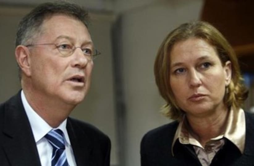 Tzipi Livni and UN envoy Robert Serry 370 (photo credit: Reuters)