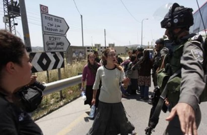 Border Police in Yitzhar 370 (photo credit: REUTERS)