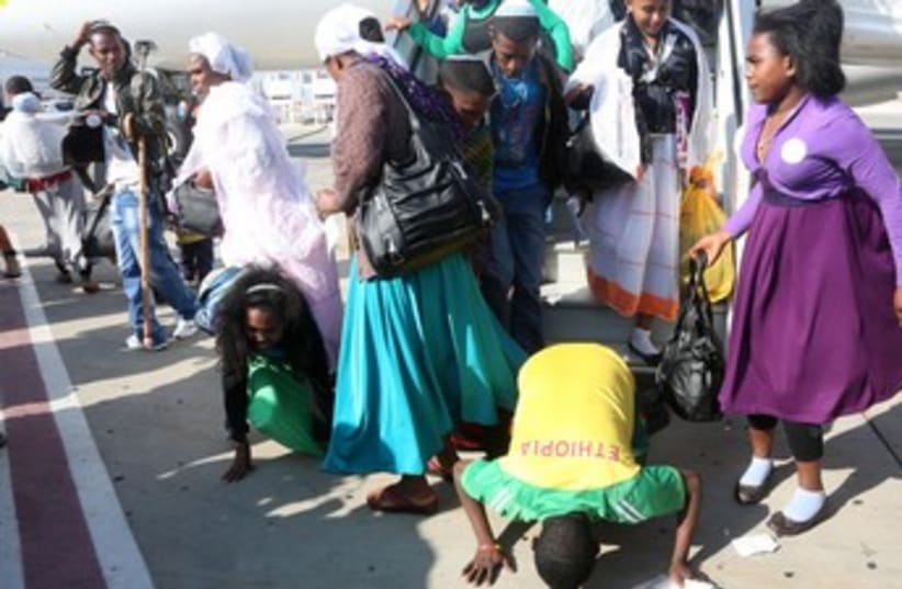 Last Ethiopian aliya flight lands in Israel 370 (photo credit: Marc Israel Sellem/The Jerusalem Post)