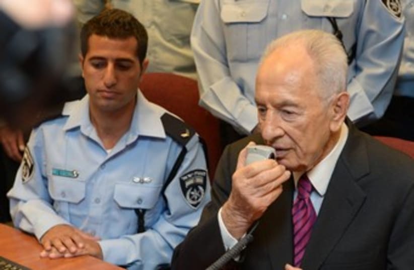 Shimon Peres in communication 370 (photo credit: GPO)