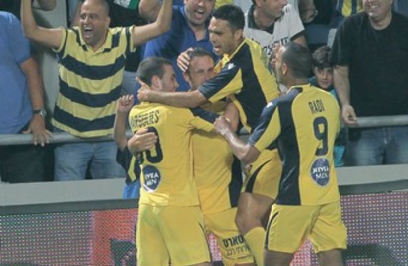 Maccabi Tel Aviv celebrates goal 370 (photo credit: Adi Avishai)