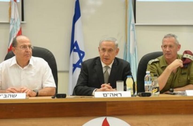 Ya'alon, Netanyahu and Gantz 370 (photo credit: GPO)
