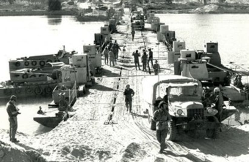 IDF TROOPS cross the Suez Canal, October 1973 370 (photo credit: Jerusalem Post archives)