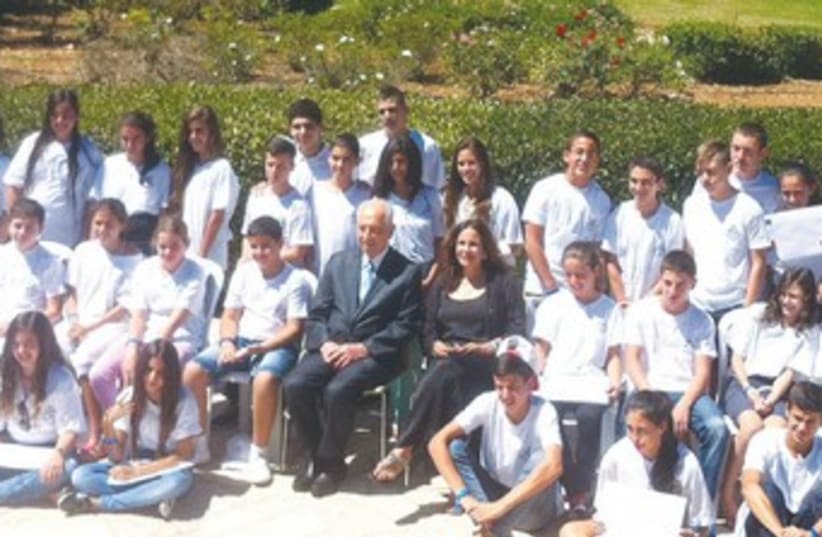 Peres with IDFWO children370 (photo credit: Courtesy of IDFWO)