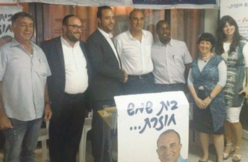 Tov's Aharon Salomon (3rd left) endorses Eli Cohen (C) 370 (photo credit: Courtesy Tov Party)