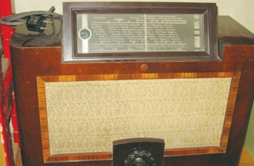 Old radio (photo credit: Wikimedia Commons)