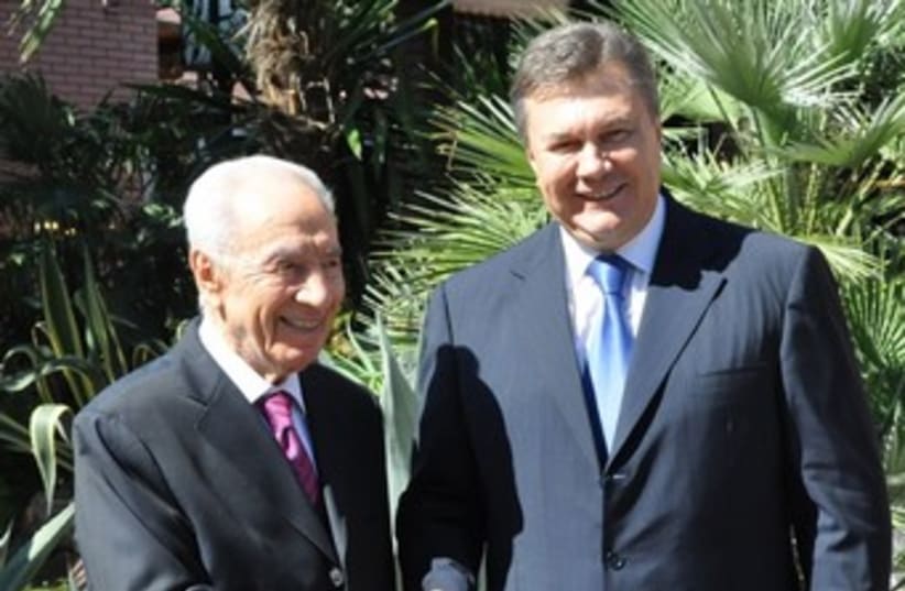 Peres and Ukranian President Yanukovich 370 (photo credit: Courtesy the President's Residence)