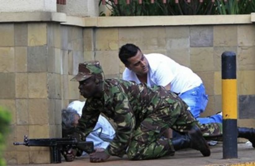 Kenyan soldier outside beseiged mall 370 (photo credit: REUTERS)