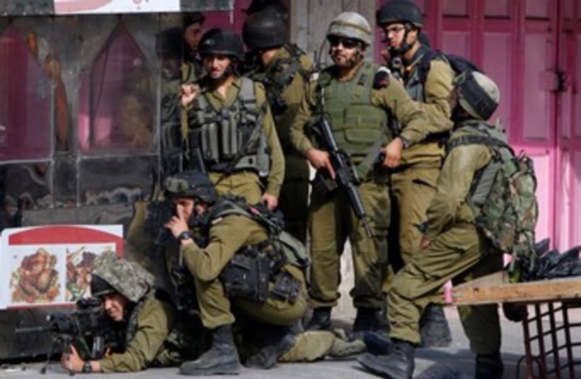IDF troops Hebron 22.9.13 370 (photo credit: REUTERS)