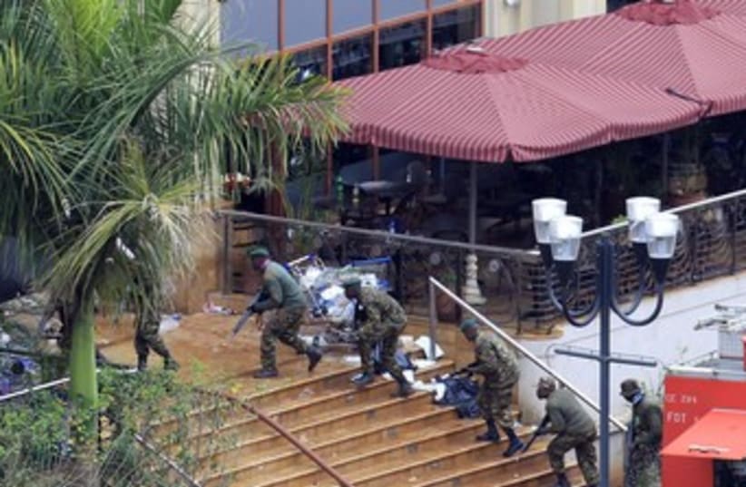 Kenyan forces take positions at Nairobi Mall 370 (photo credit: REUTERS)