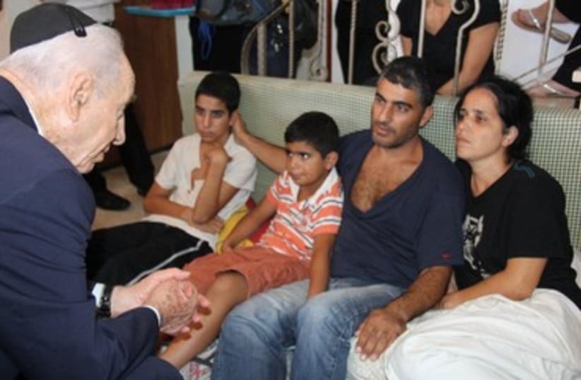 Shimon Peres with killed soldier Gavriel Kobi's family 370 (photo credit: Yosef Avi Yair Engel/President’s Residence)