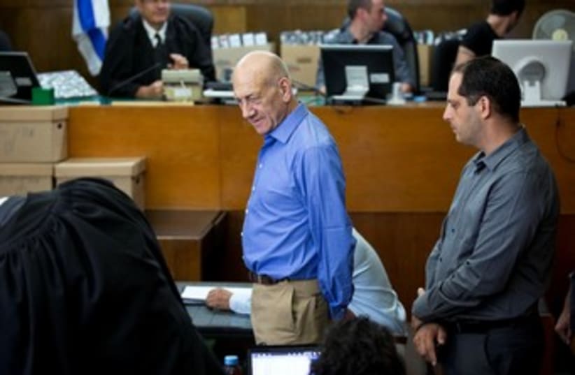 Olmert in court 370 (photo credit: Pool/Yediot)