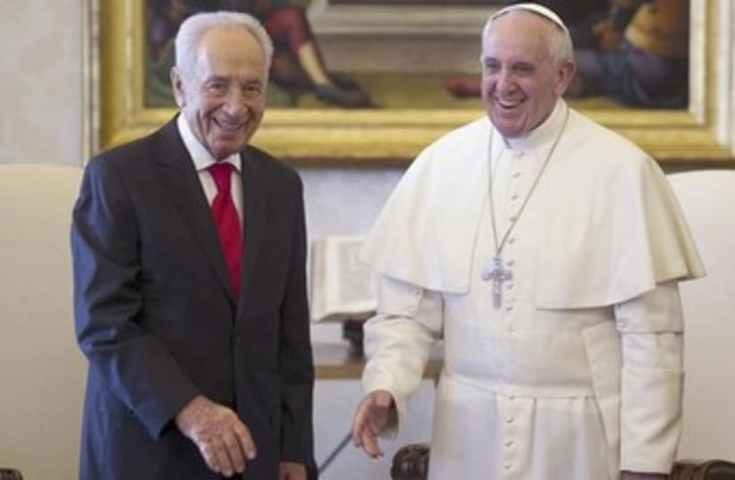 Shimon Peres with Pope Francis 370 (photo credit: REUTERS/Ettore Ferrari/Pool)