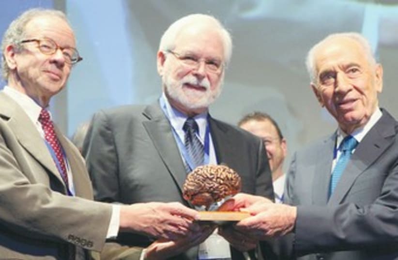 Peres presents BRAIN prize to winners 370 (photo credit: Chen Galili )