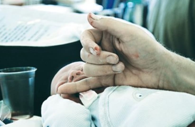 Baby sucking on parent's finger 370 (photo credit: Israel Weiss (weisssi@bezeqint.net) http://artfram)