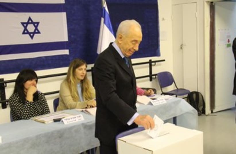 Peres votes in municipal elections 370 (photo credit: Yosef Avi Yair Engel/President’s Residence)