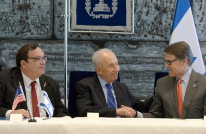 Education Min. Piron, President Peres, and Texas Gov. Perry  (photo credit: Mark Neiman/GPO)