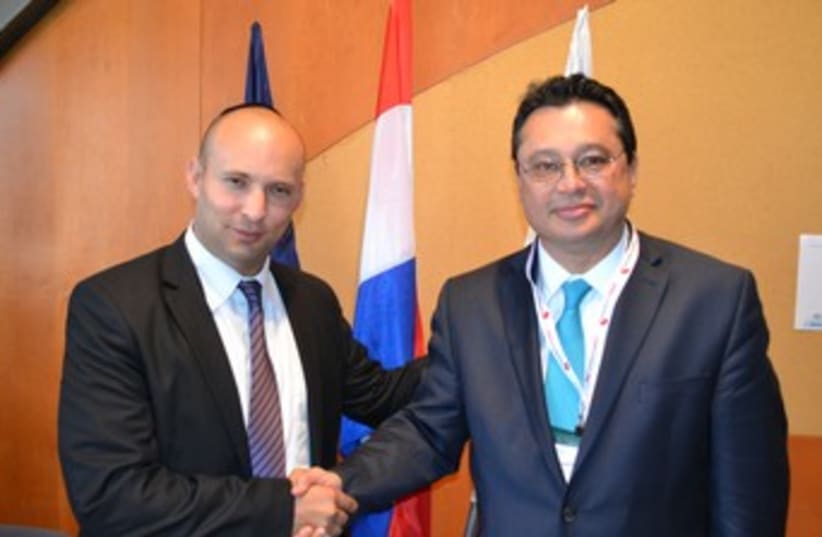 Paraguayan minister Gustavo Leite and Bennett 370 (photo credit: Shlomo Rabinowitz)