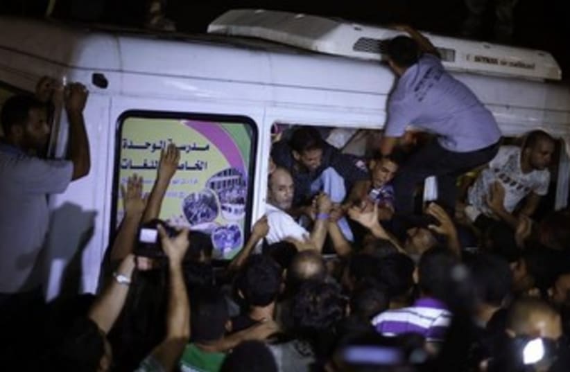 Palestinian prisoner release Erez crossing 370 (photo credit: REUTERS)