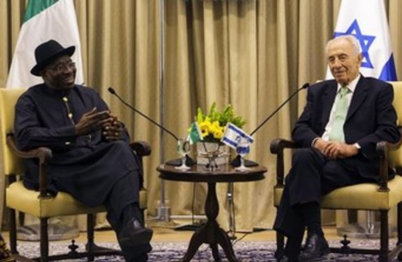 President Shimon Peres and Nigerian Pres. Goodluck Johnson37 (photo credit: REUTERS)