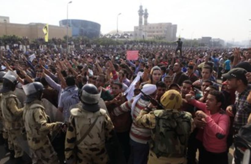Egyptian protesters clash with police (photo credit: REUTERS)