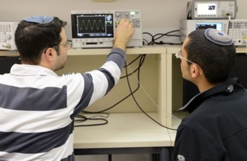 technion students working on computer thing 370 (photo credit: Courtesy JCT)