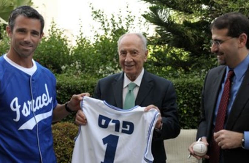 Brad Ausmus with Peres and Shapiro 370 (photo credit: Kobi Gideon/GPO)