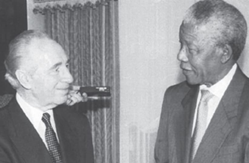 Peres Mandela 370 (photo credit: Reuters)