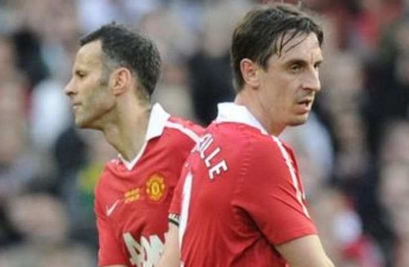 Ryan Giggs and Gary Neville 370 (photo credit: REUTERS)