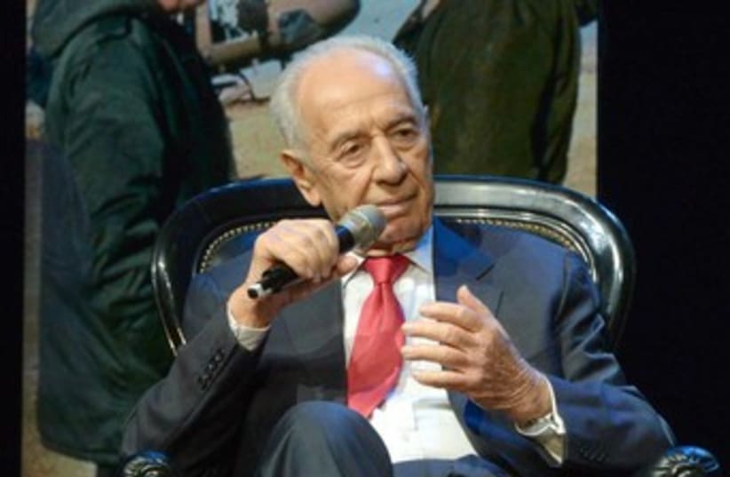 Peres at 2013 GA 370 (photo credit: Mark Neiman/GPO)