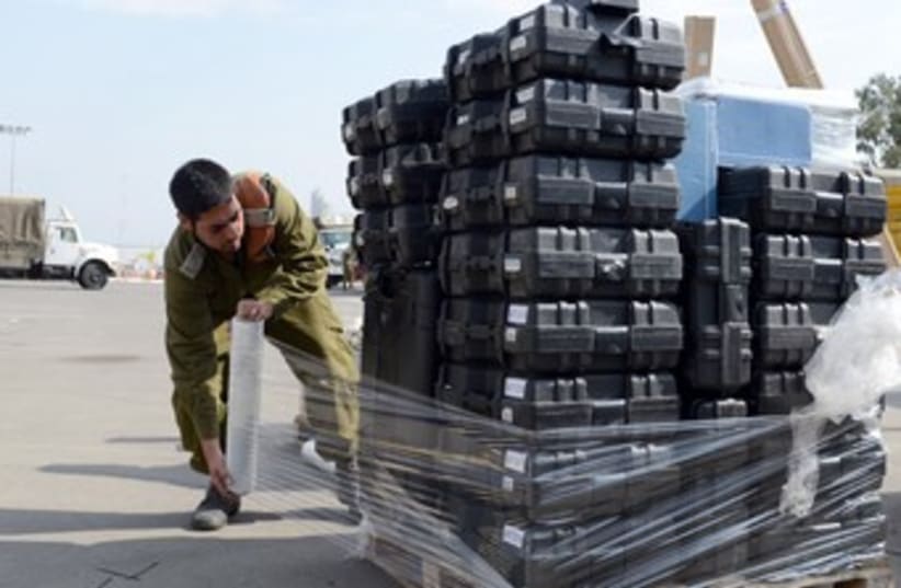 Soldier preparing supplies for the Philippines 370 (photo credit: Courtesy IDF)