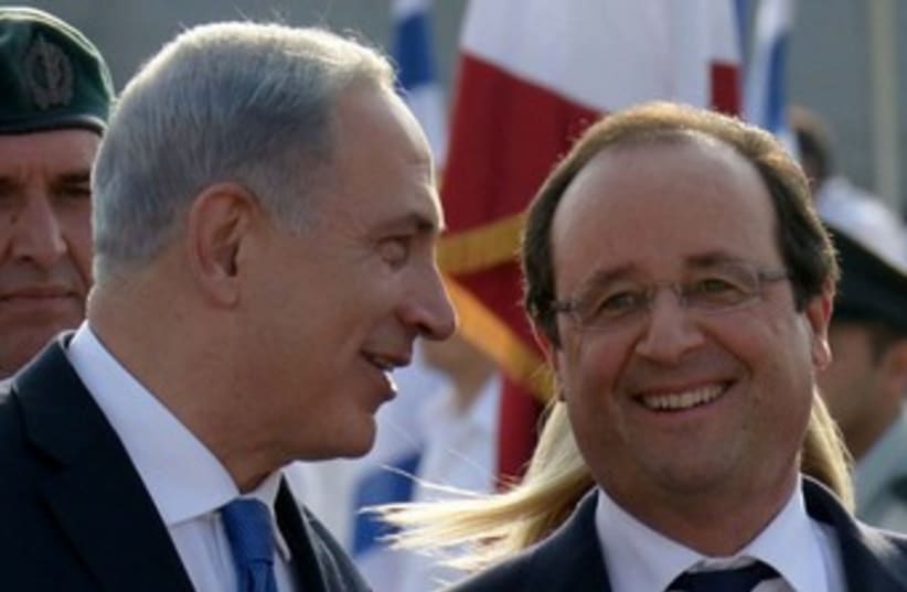 Netanyahu and Hollande at the airport 370 (photo credit: Avi Ohayon/GPO)